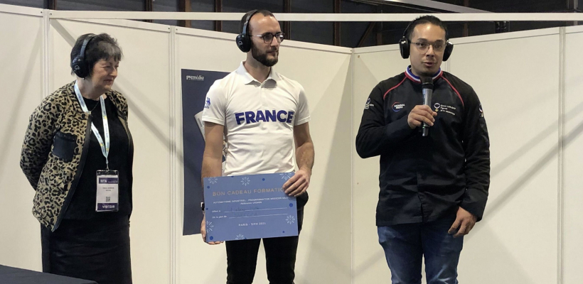 Samuel Fazilleau (au centre) et Simon Lor-Saw (à droite), ont reçu au Sifa une récompense pour Antoine Ditta des mains d'Hélène Besson, présidente de la commission formation au Snefcca.