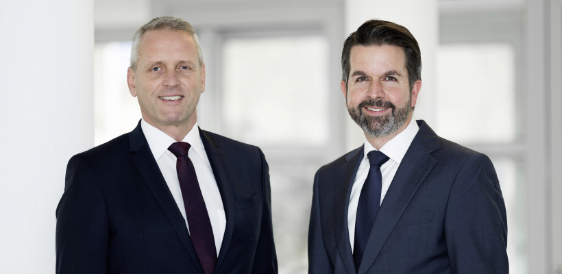 À droite Stephan Schumann, nouveau directeur général du secteur ventes et marketing de Bock, accompagné du Docteur Marcus Albrecht, responsable des finances, de la chaîne d'approvisionnement, des ressources humaines et de la R&D.