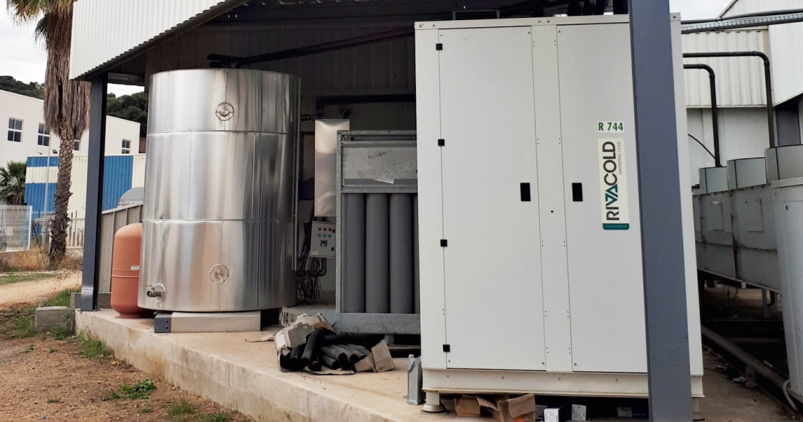 LQ10545698C_picture_0_cropped.jpg La centrale CO2 jouxte l'équipement Ridel CO2 de 5000 litres.