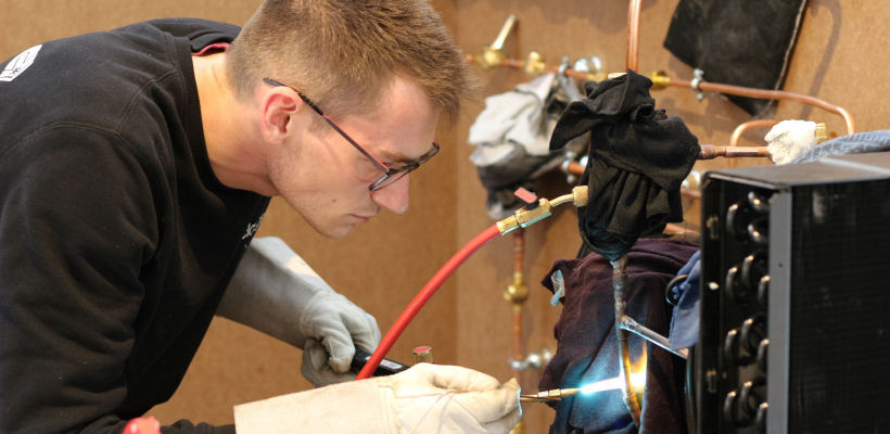 Thomas Geffre, le candidat frigoriste médaillé d'or lors des finales nationales WorldSkills s'entraîne pour les finales internationales à Lissieu, près de Lyon.