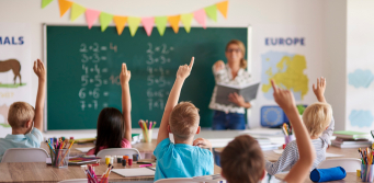 la surveillance de la qualité de l'air intérieur est obligatoire dans les écoles maternelles et élémentaires ainsi que dans les crèches depuis 1er janvier 2018, et dans les centres de loisir, les collèges et les lycées depuis le 1er janvier 2020.