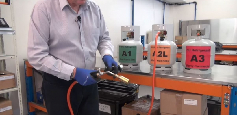LQ9617944C_picture_0_cropped.jpg Qui dit A2L dit faible inflammabilité. Ce qu'il convient de prouver au plus septiques. C'est ce à quoi s'attache à faire notamment Mark Mitcell sur la Toile dans une vidéo YouTube...