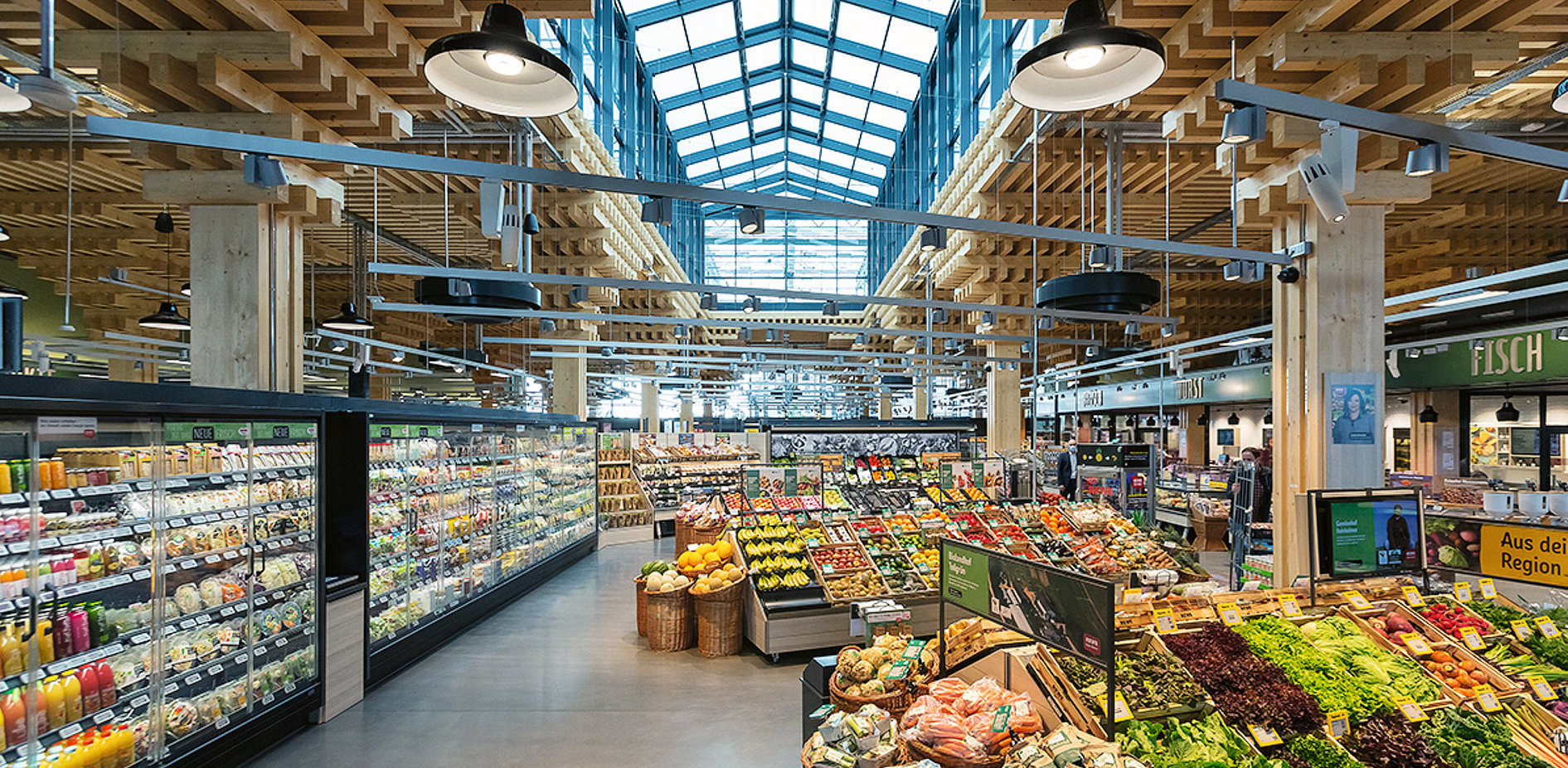 Le nouveau supermarché Rewe Wiesbaden (1 500 m2) en Allemagne accueille une ferme agricole sur son toit et un élevage de truites. Pour un circuit local et ultra court...  