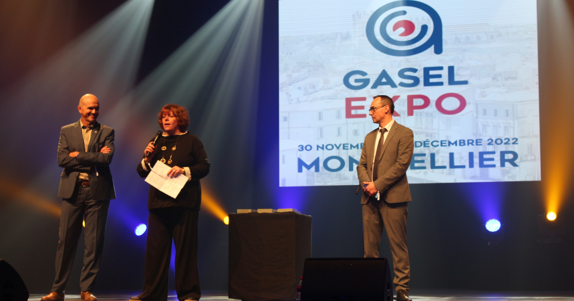 Sérine Hoingne, Présidente directrice générale du Gasel, élue Personnalité de l'année dans le cadre du SIFA, entourée de Christophe Chapotier, Vice-présidente et Didier Dubut, Directeur du groupement. 