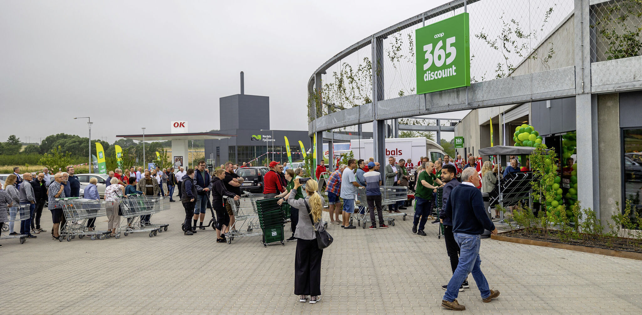 Le supermarché dont l’inauguration a précédée de deux mois celle du centre d’application, est exploité par la chaîne de magasin danois Coop 365