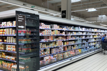 Selon les estimations de la grande distribution, 30 % des vitrines réfrigérées seraient encore ouvertes. Et ceci même dans des magasins tout récemment refaits. 