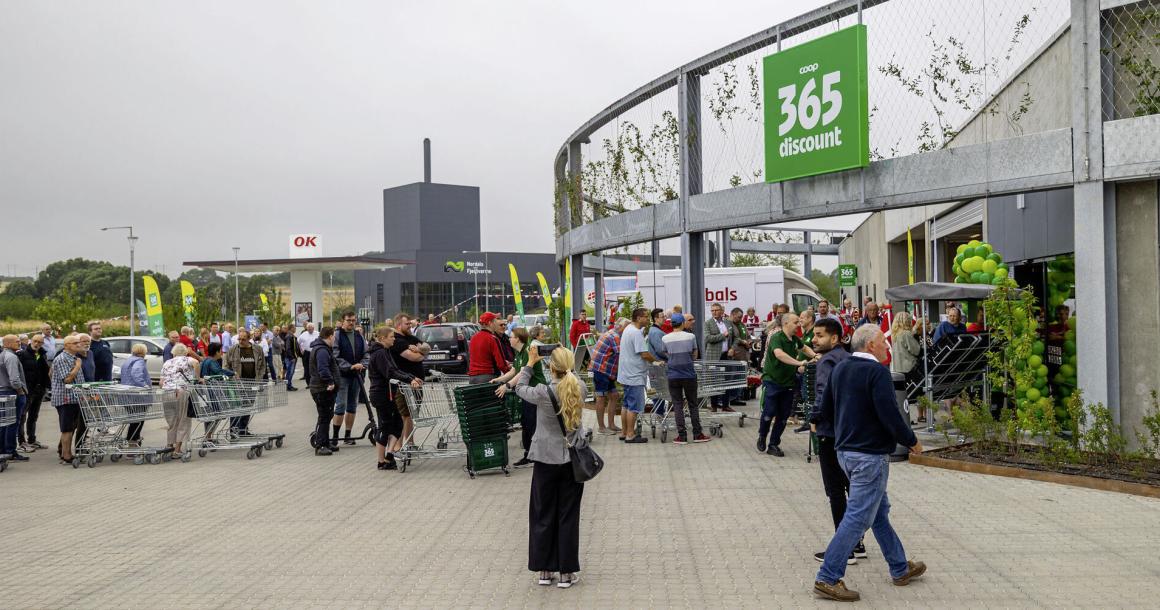 Le supermarché dont l’inauguration a précédée de deux mois celle du centre d’application, est exploité par la chaîne de magasin danois Coop 365